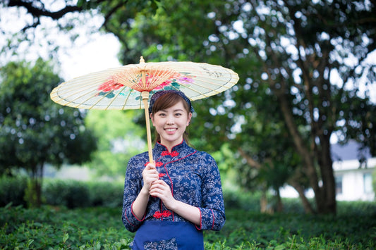🌿 Chinesische Frauen: Schönheit durch Kräutertee und Sonnenschirm